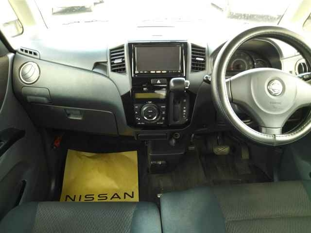 NISSAN ROOX 2011