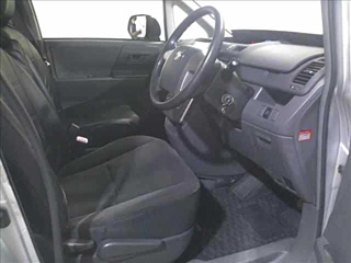 TOYOTA VOXY 2010