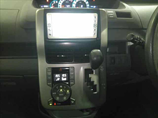 TOYOTA VOXY 2010