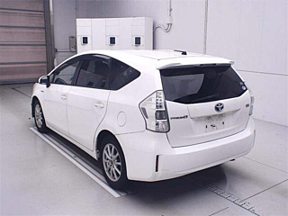 TOYOTA PRIUS ALPHA 2011