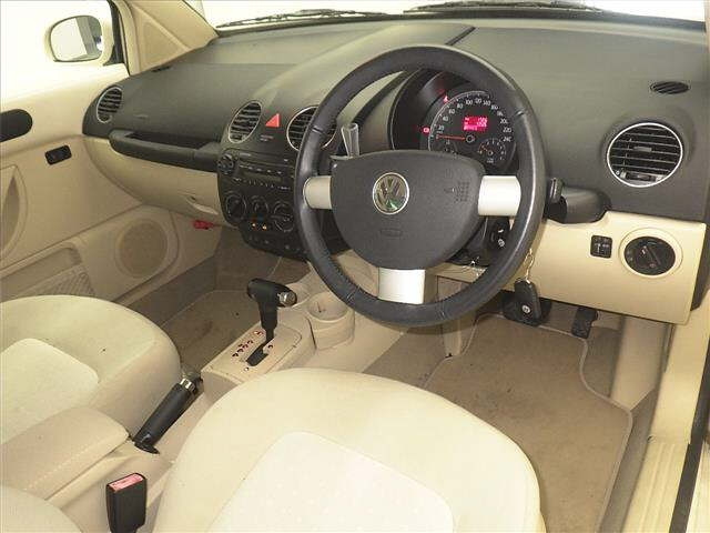 VOLKSWAGEN NEW BEETLE 2010