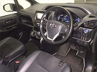 TOYOTA VOXY 2021