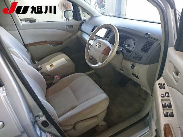 TOYOTA ISIS 2010