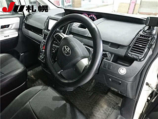 TOYOTA VOXY 2011