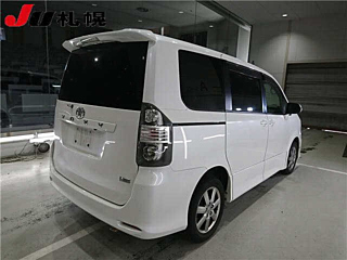 TOYOTA VOXY 2011