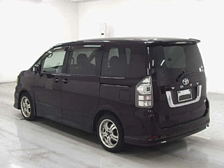 TOYOTA VOXY 2010