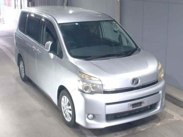 TOYOTA VOXY 2010