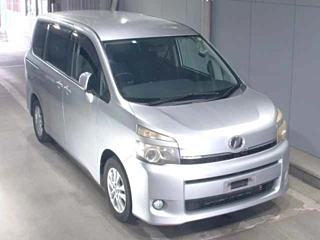 TOYOTA VOXY 2010