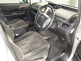 TOYOTA VOXY 2010