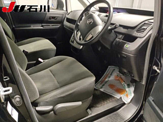 TOYOTA VOXY 2010