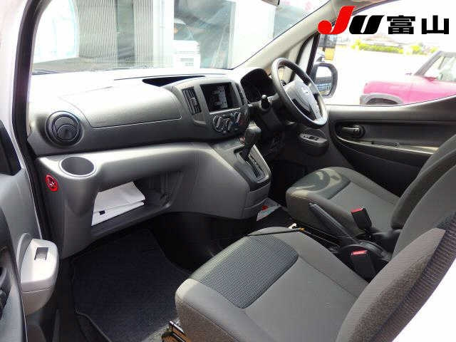 NISSAN NV200 2022