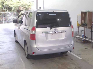 TOYOTA NOAH 2010