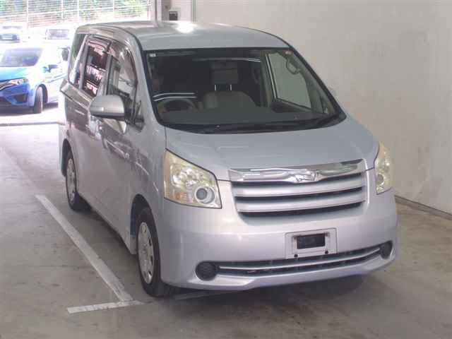 TOYOTA NOAH 2010