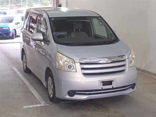 TOYOTA NOAH 2010