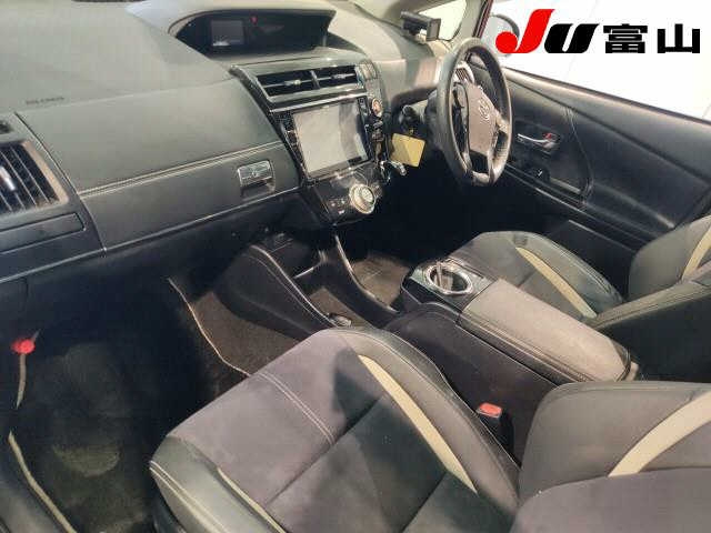 TOYOTA PRIUS ALPHA 2015