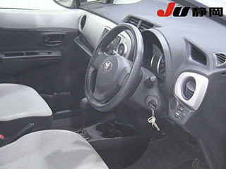 TOYOTA VITZ 2013