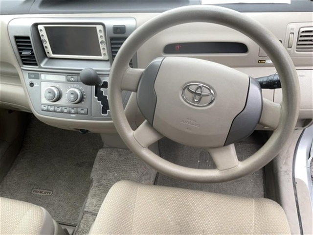 TOYOTA RAUM 2011