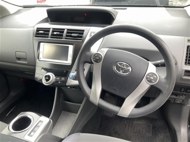 TOYOTA PRIUS ALPHA 2013