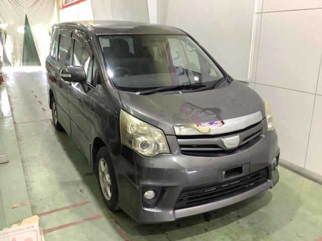 TOYOTA NOAH 2010