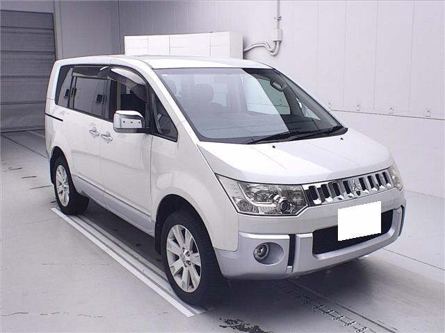 MITSUBISHI DELICA D5 2011