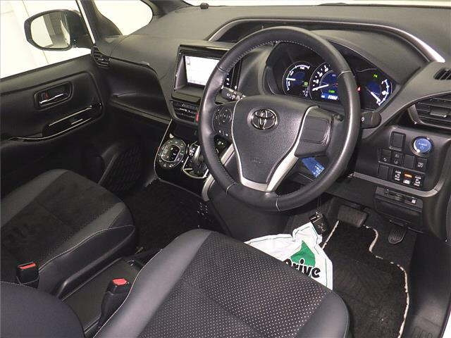 TOYOTA VOXY 2021