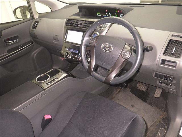 TOYOTA PRIUS ALPHA 2013