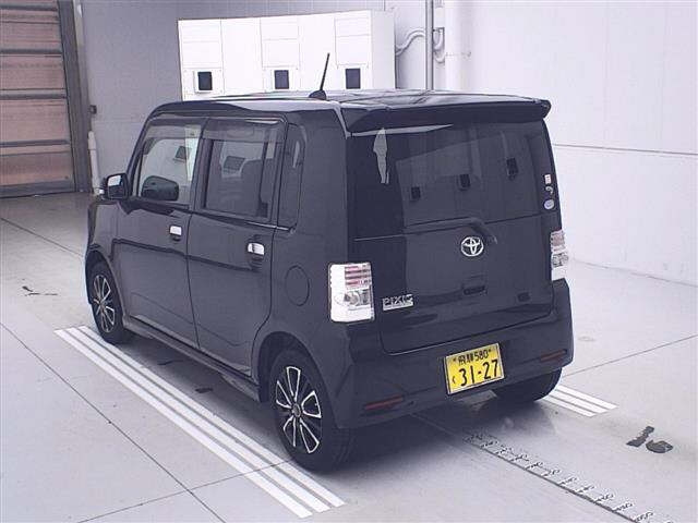 TOYOTA PIXIS SPACE 2011