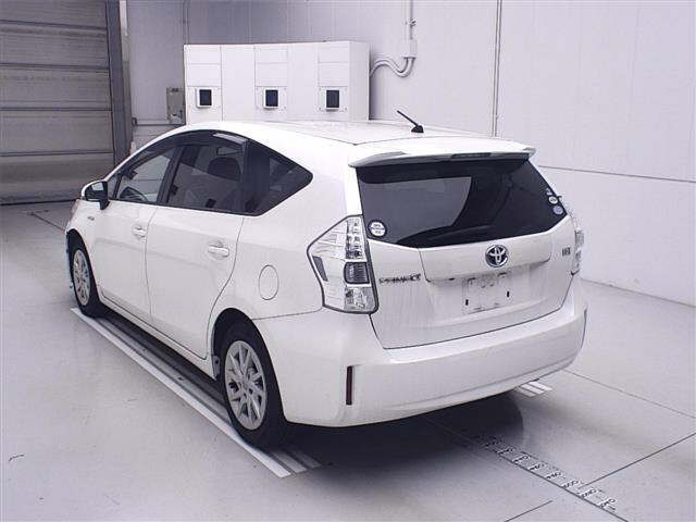 TOYOTA PRIUS ALPHA 2011
