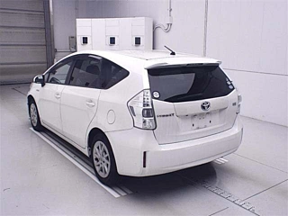 TOYOTA PRIUS ALPHA 2011