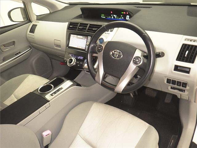 TOYOTA PRIUS ALPHA 2011
