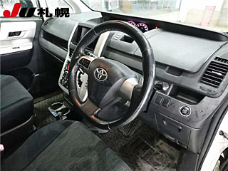TOYOTA NOAH 2011