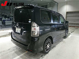 TOYOTA VOXY 2009
