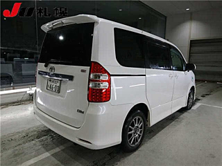 TOYOTA NOAH 2011