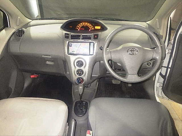 TOYOTA VITZ 2010
