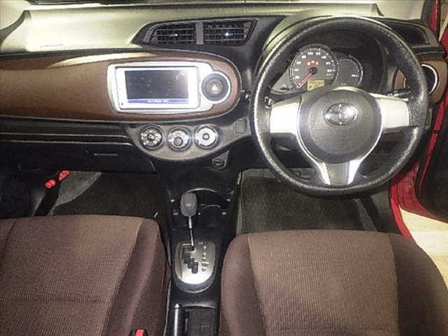 TOYOTA VITZ 2012