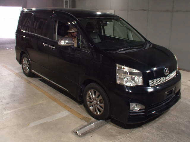 TOYOTA VOXY 2013