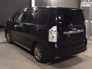 TOYOTA VOXY 2013