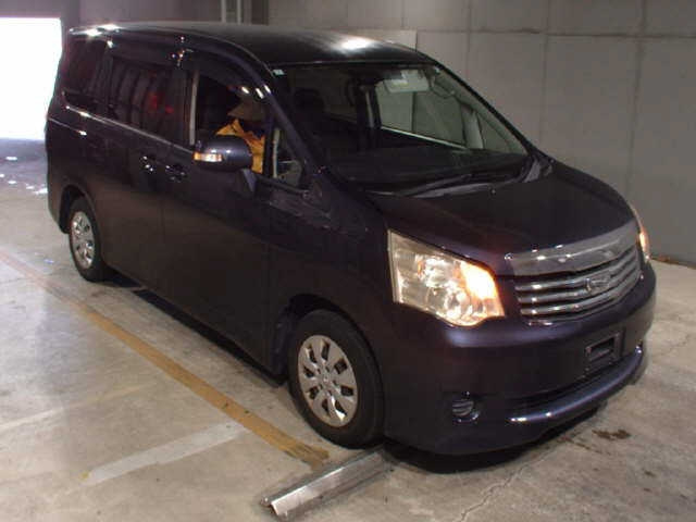 TOYOTA NOAH 2011