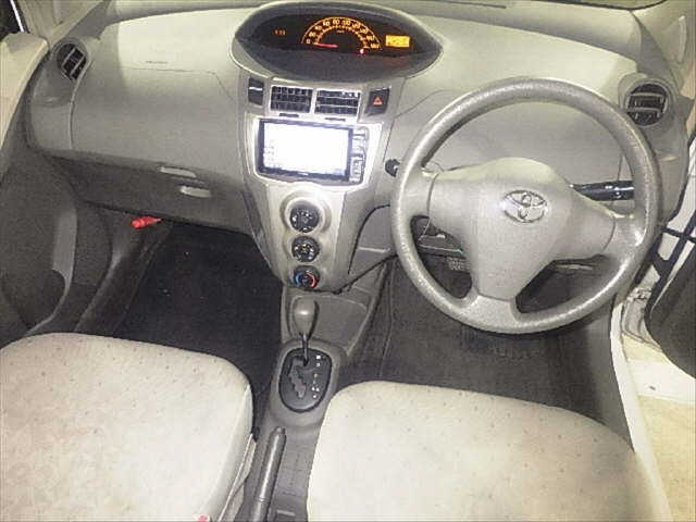 TOYOTA VITZ 2011