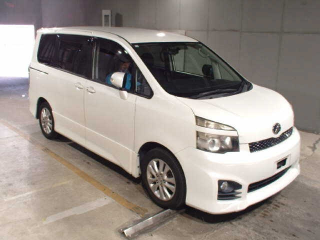 TOYOTA VOXY 2010