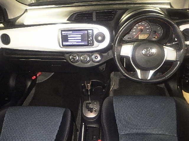 TOYOTA VITZ 2011