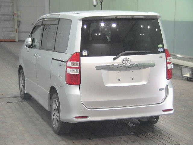 TOYOTA NOAH 2013