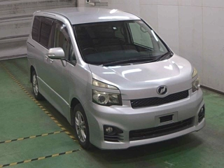 TOYOTA VOXY 2010