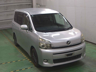 TOYOTA VOXY 2010