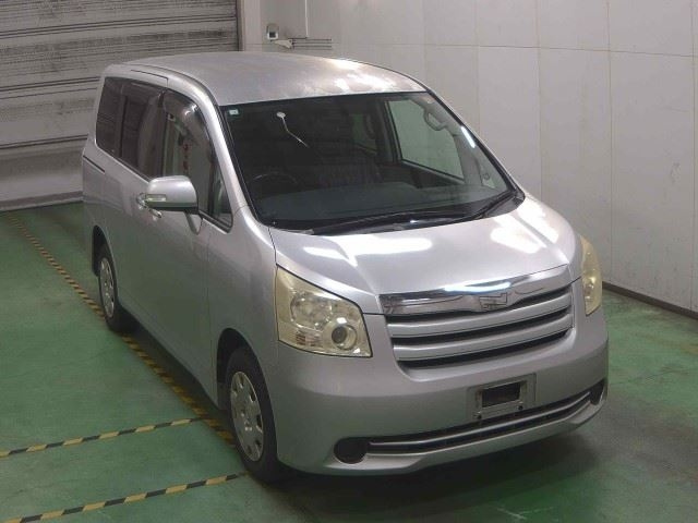 TOYOTA NOAH 2010