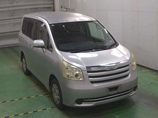 TOYOTA NOAH 2010