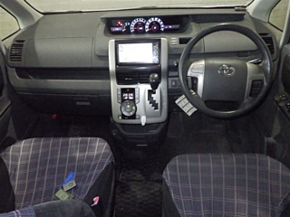 TOYOTA NOAH 2010