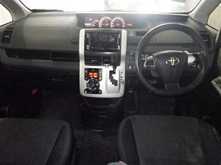 TOYOTA VOXY 2010