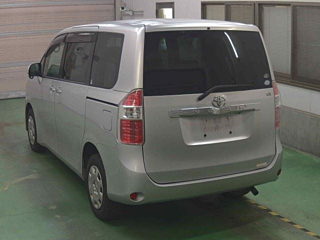 TOYOTA NOAH 2010