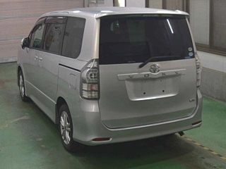 TOYOTA VOXY 2010